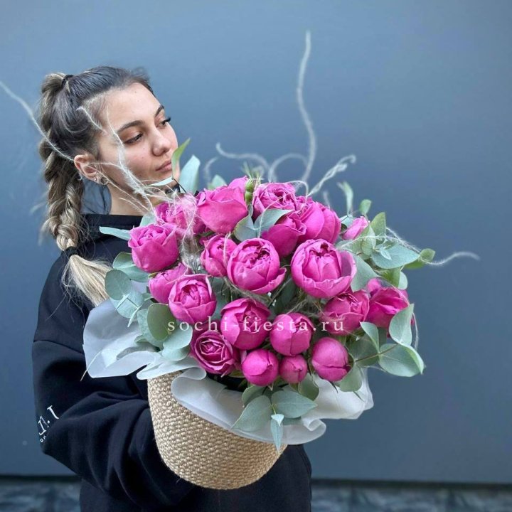 Пионовидные розы  в джутовом кашпо  в Оренбурге