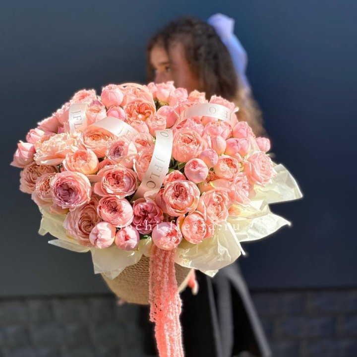 Кустовые розы Джульетта в джутовом кашпо в Оренбурге