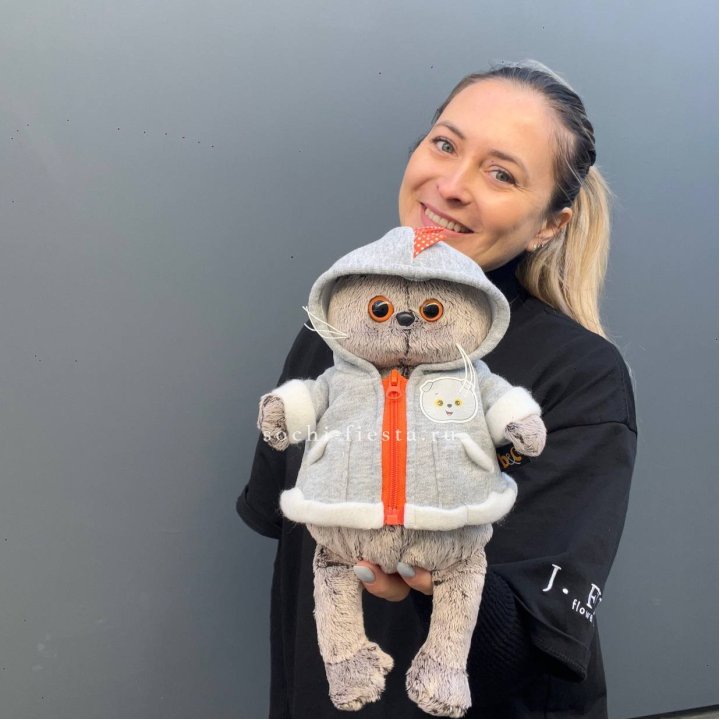 Кот Басик в толстовке в Оренбурге