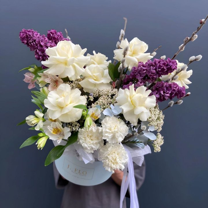 Цветочный бокс Французских роз и Сирени в Оренбурге