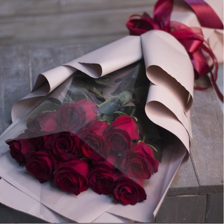 11 голландских роз в оформлении в Оренбурге