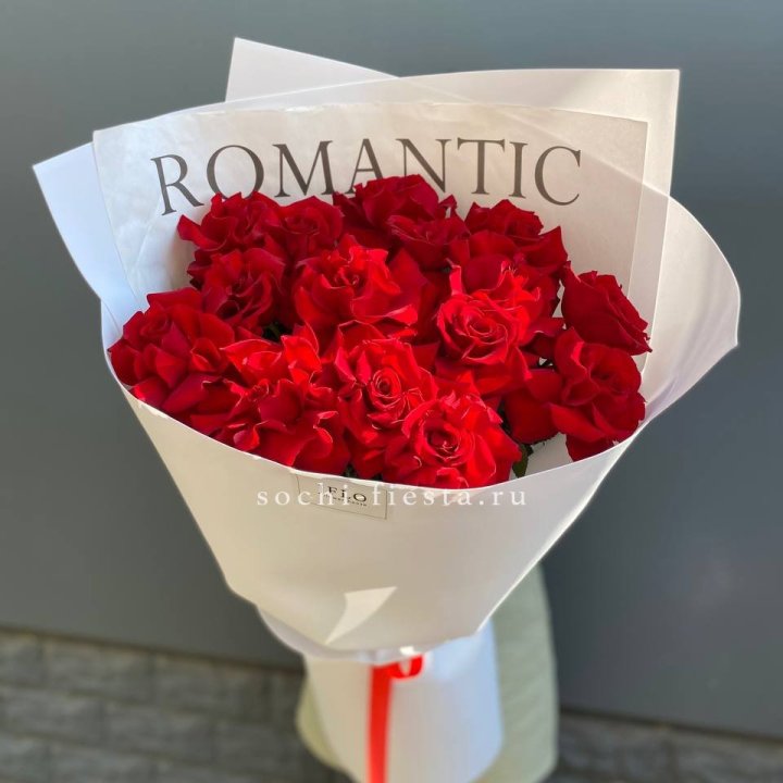 19 высоких роз в оформлении в Оренбурге