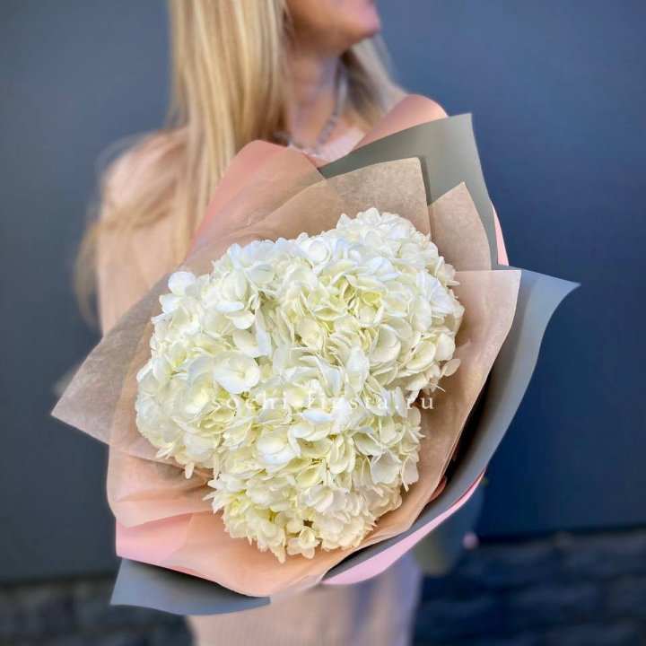 Букет из трёх белых гортензий в Оренбурге