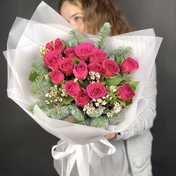 Новогодний букет Елки и Розы в Оренбурге