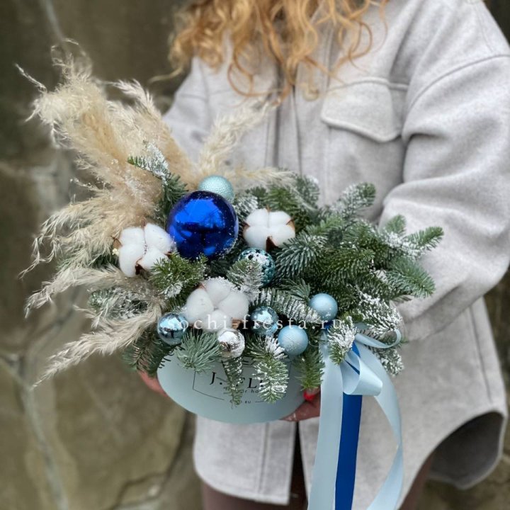 Новогодняя композиция в коробке блю в Оренбурге