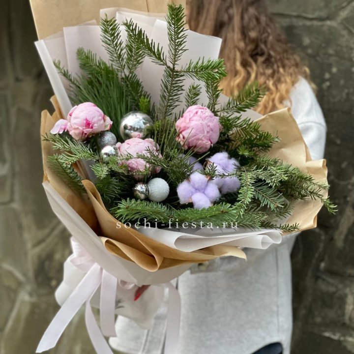 Новогодний букет с пионами  в Оренбурге