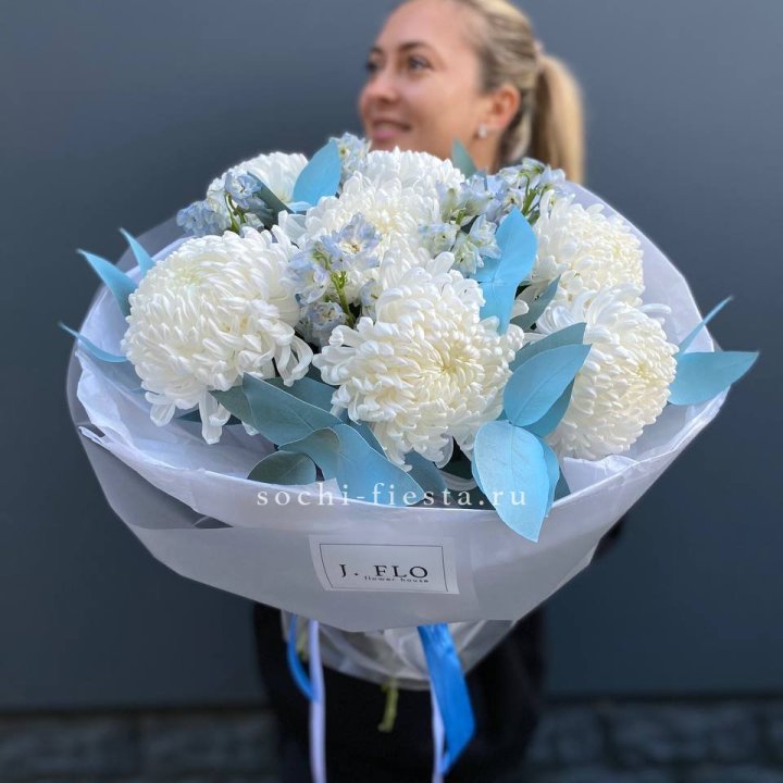 Букет хризантем Бигуди и дельфиниума  в Оренбурге