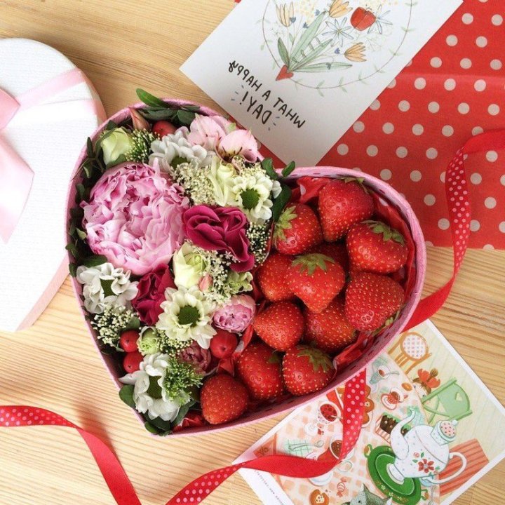 Бокс с клубникой и цветами в Оренбурге
