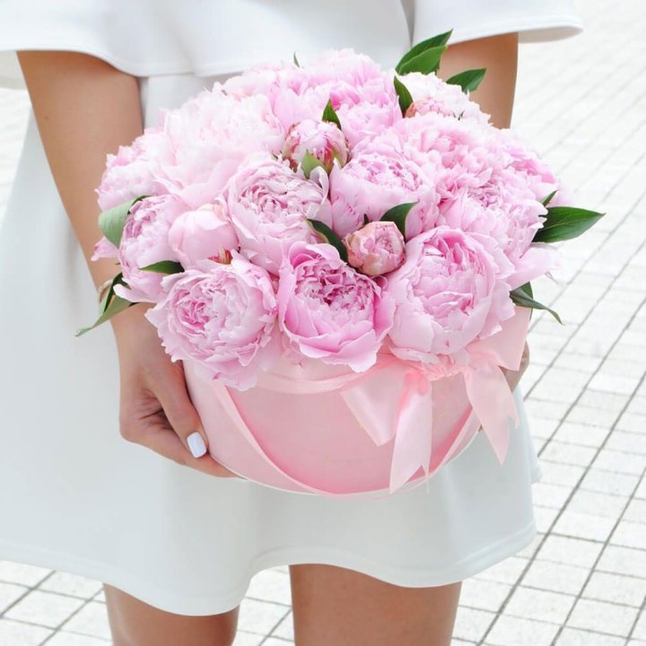 Пионы в шляпной коробке в Оренбурге