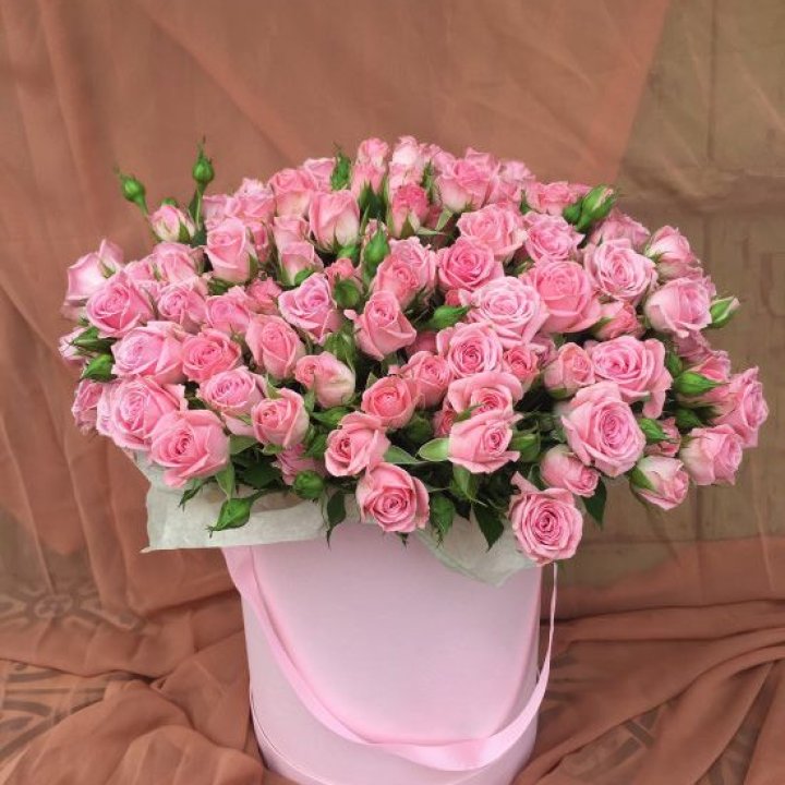 Кустовые розы в коробке в Оренбурге