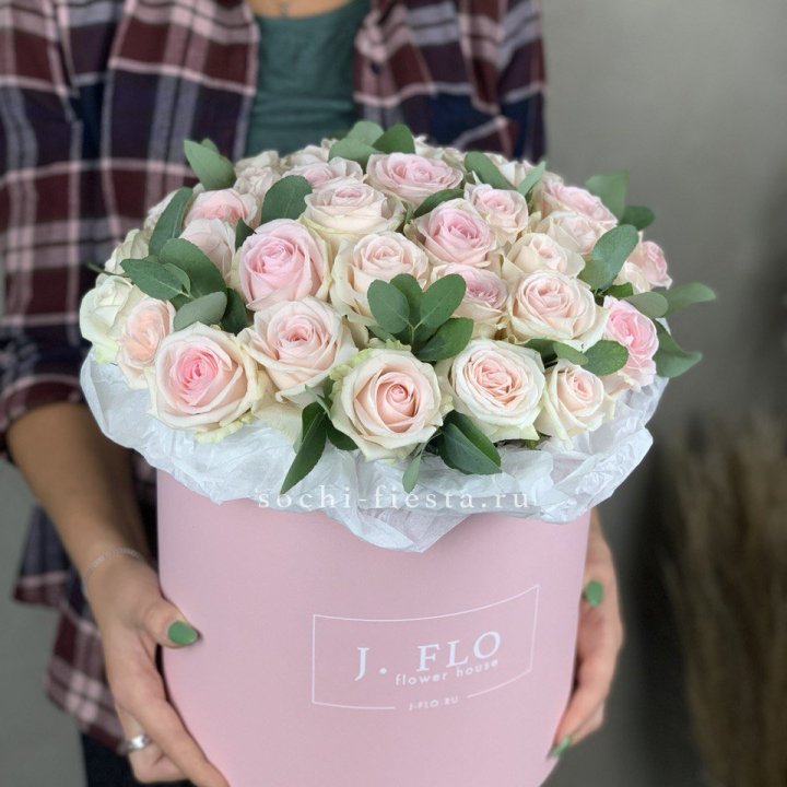 35 розовых роз в цилиндре в Оренбурге