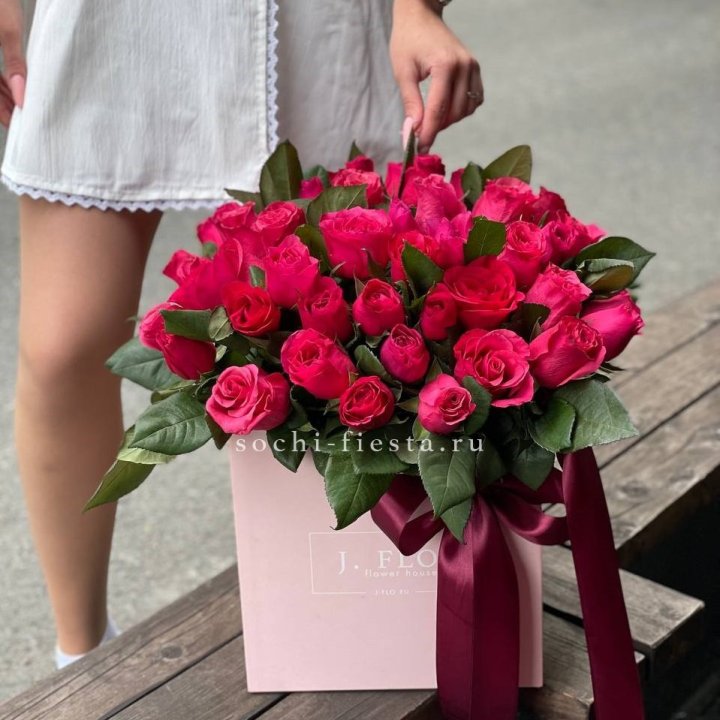 55 алых роз в кубе в Оренбурге