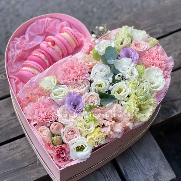 Бокс-сердце с макарон "Пинк" в Оренбурге