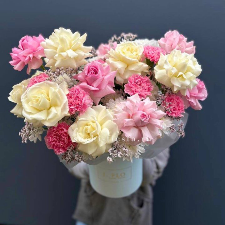 Коробка французских роз и диантусов "Бони" в Оренбурге