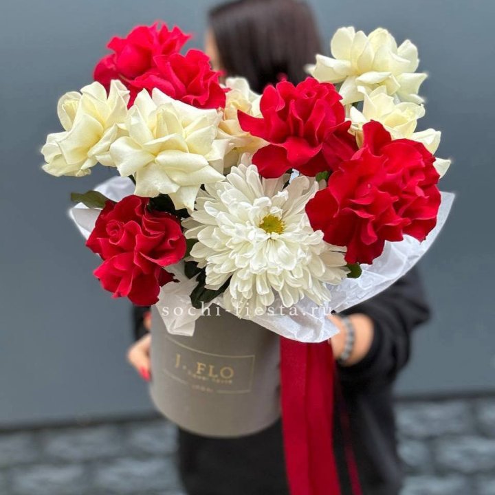 Французские розы с хризантемой в боксе в Оренбурге