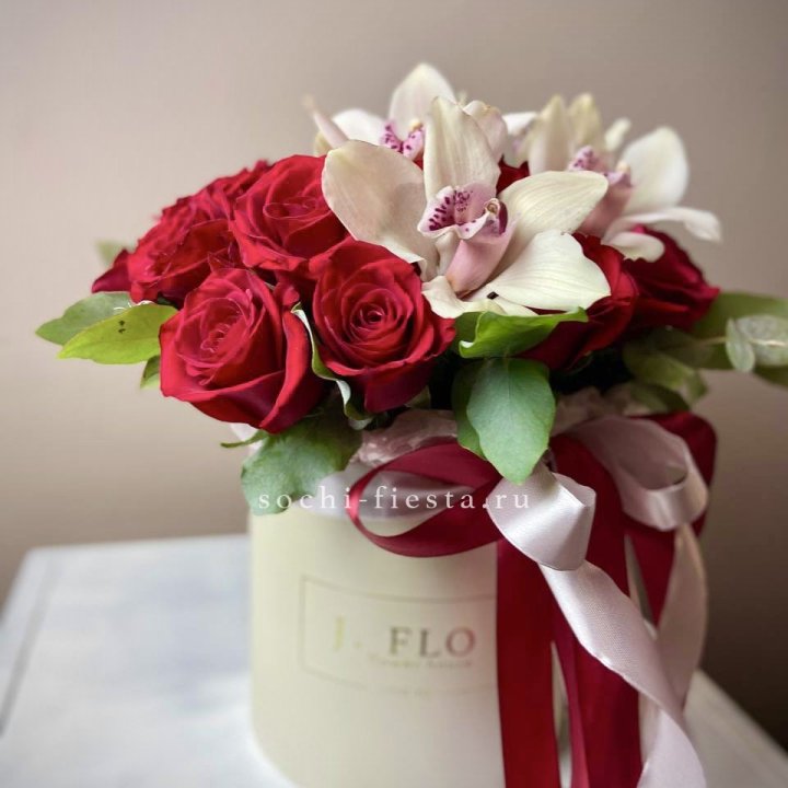 Розы и орхидеи в боксе в Оренбурге