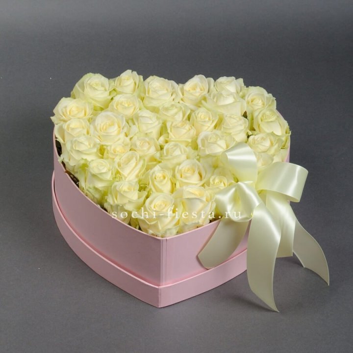 35 белых роз в коробке "Сердце" в Оренбурге