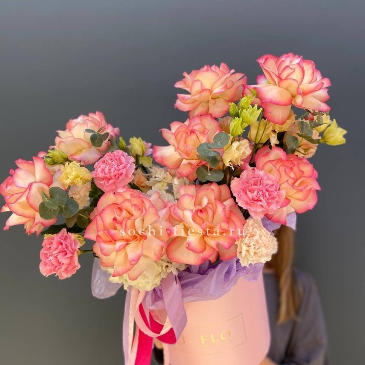 Бокс нежный с розами в Оренбурге