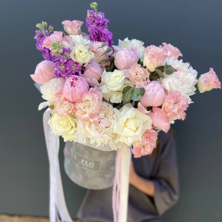 Дизайнерский цилиндр с пионами "Ривьера" в Оренбурге