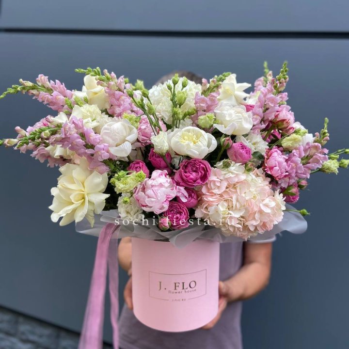 Дизайнерский цилиндр с пионами "Саманта" в Оренбурге