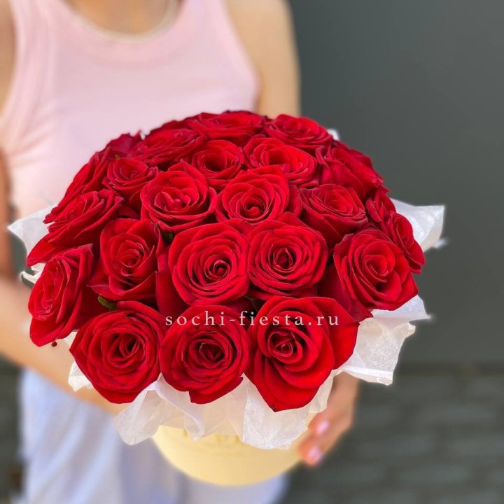 Красные розы в цилиндре в Оренбурге