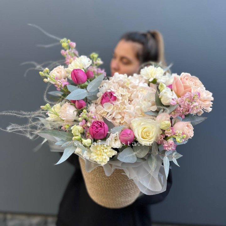 Цветочная композиция в джутовом боксе  в Оренбурге