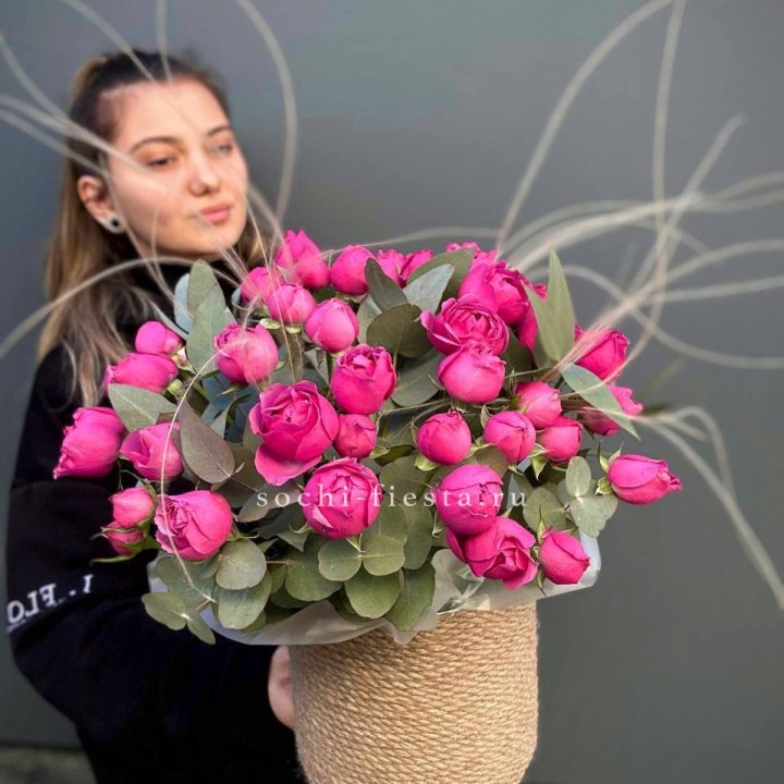 Пионовидные розы Мисти Бабблс в джутовом кашпо в Оренбурге