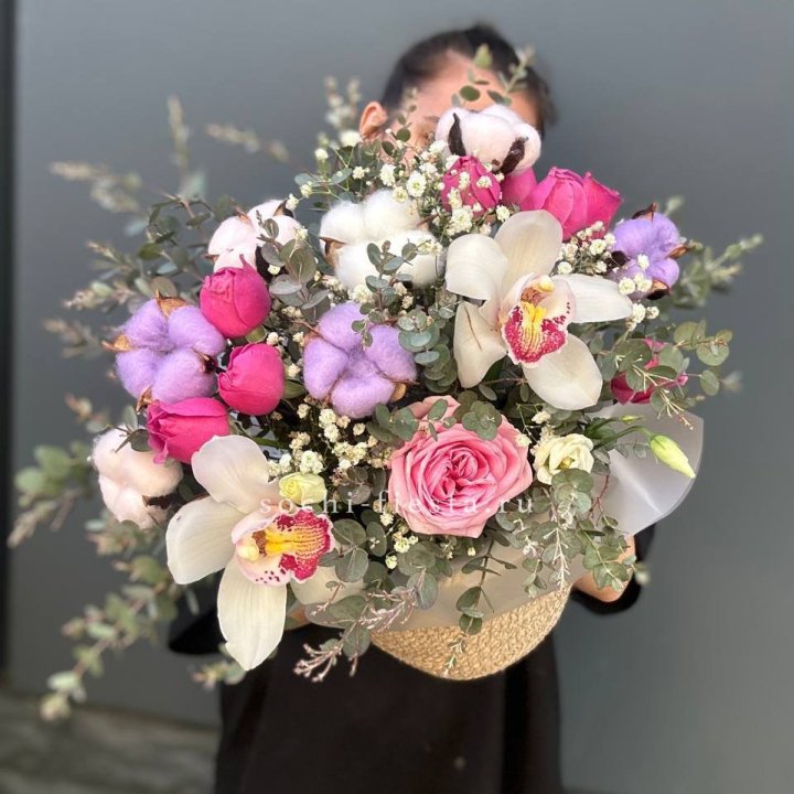 Орхидея и розы в джутовом кашпо в Оренбурге