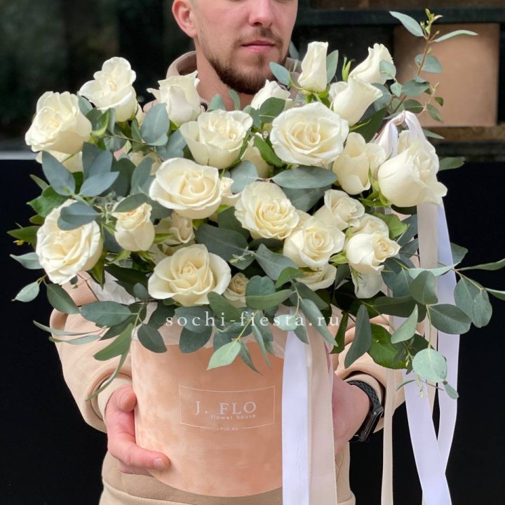 41 белая роз в бархатном боксе в Оренбурге