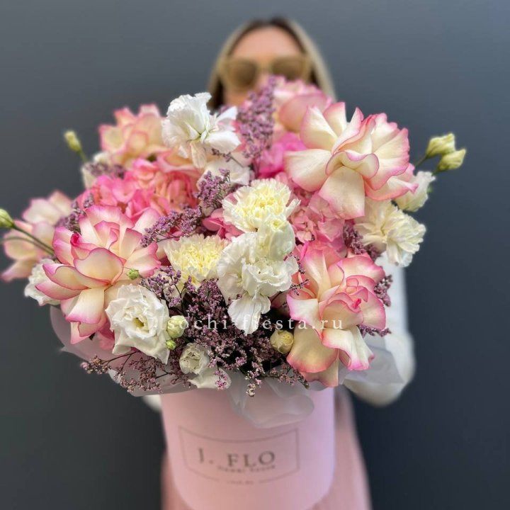 Цветочная композиция "Глория" в боксе в Оренбурге