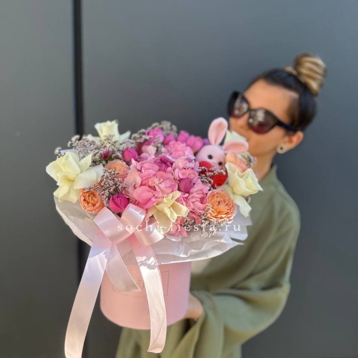 Дизайнерский цилиндр с игрушкой "Лола" в Оренбурге