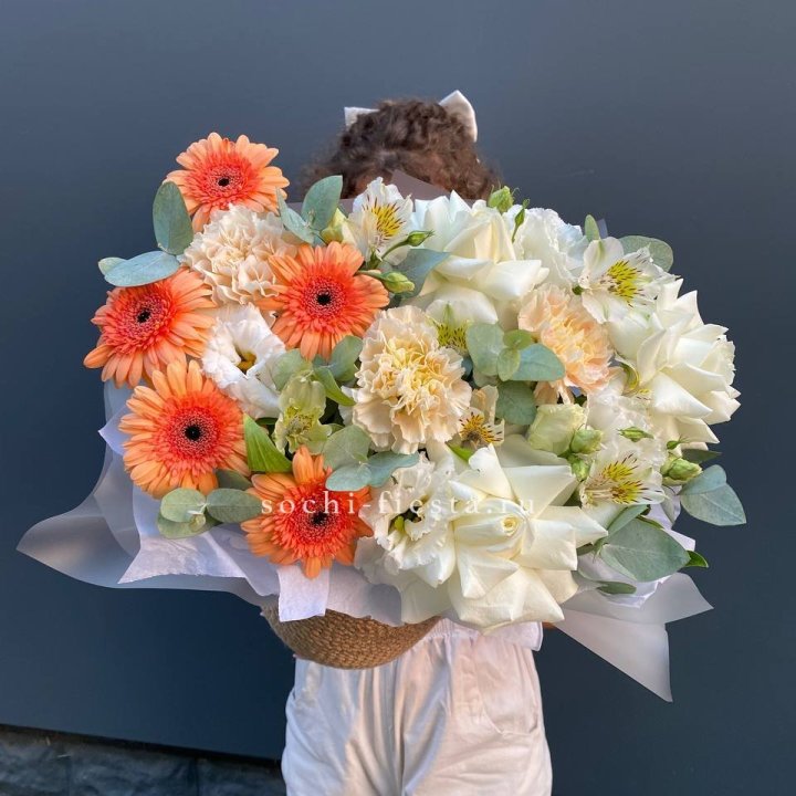 Розы и герберы в джутовом кашпо "Георгино" в Оренбурге