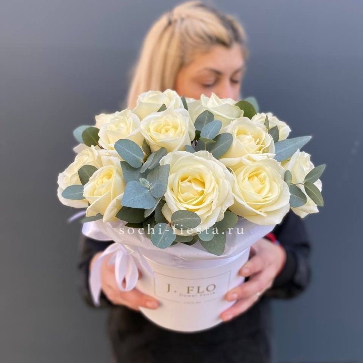 15 белых роз в боксе в Оренбурге