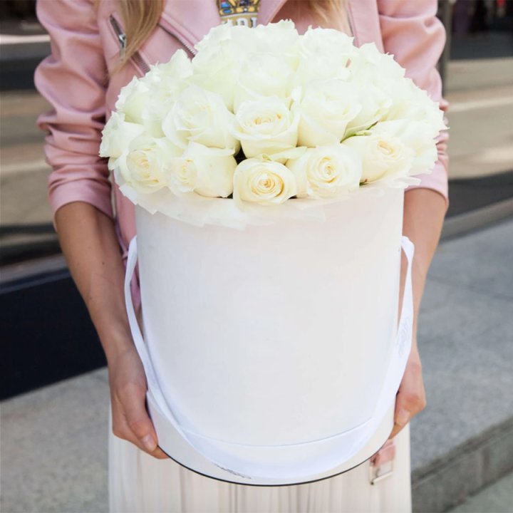 35 белых роз в цилиндре в Оренбурге