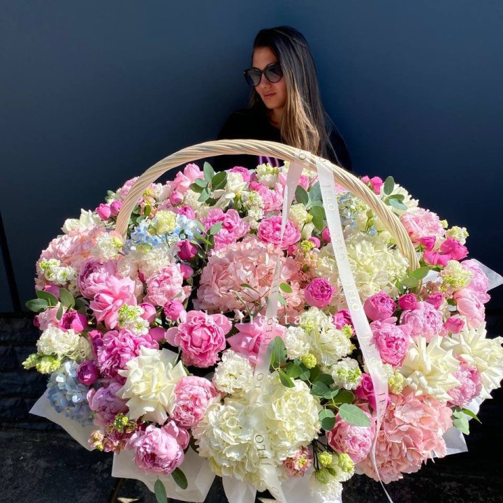 Цветочная корзина из пионов и пионовидных роз "Перфекте" в Оренбурге