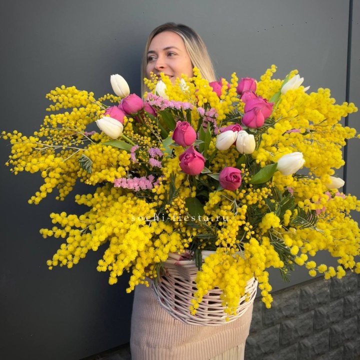 Цветочная корзина с мимозой "Спринг" в Оренбурге