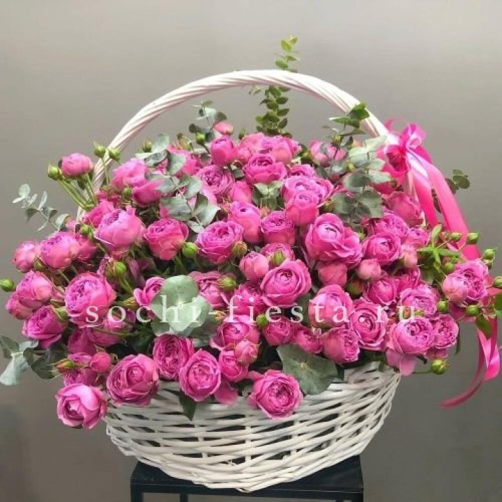 65 пионовидных кустовых роз в корзине в Оренбурге