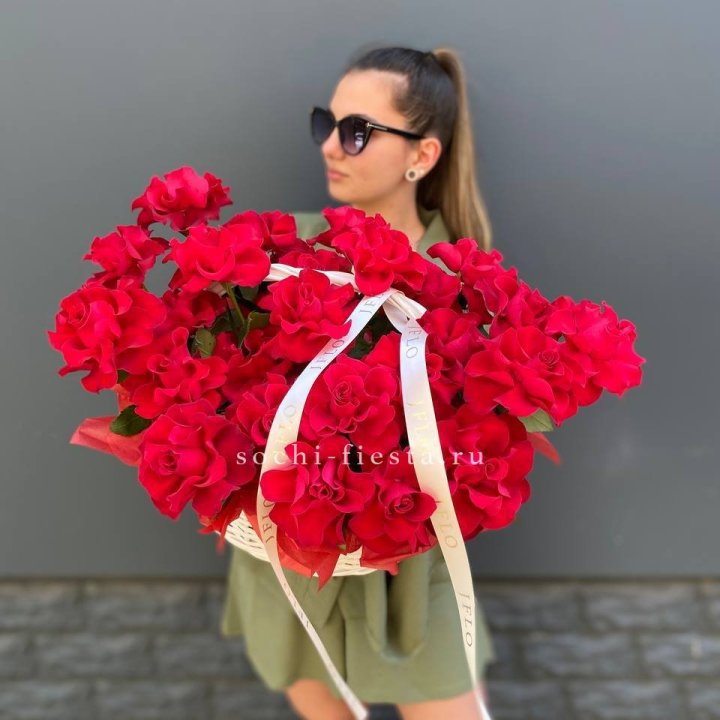 Красные французские розы в корзине в Оренбурге