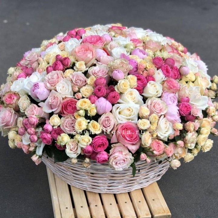 Цветочная корзина из пионов и пионовидных роз "Юниверсити" в Оренбурге