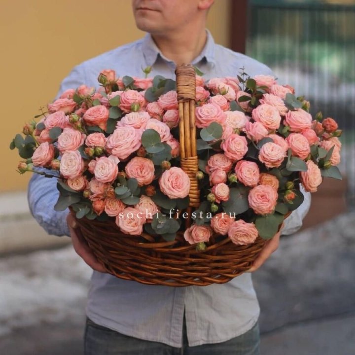 Корзина из 101 пионовидной розы в Оренбурге