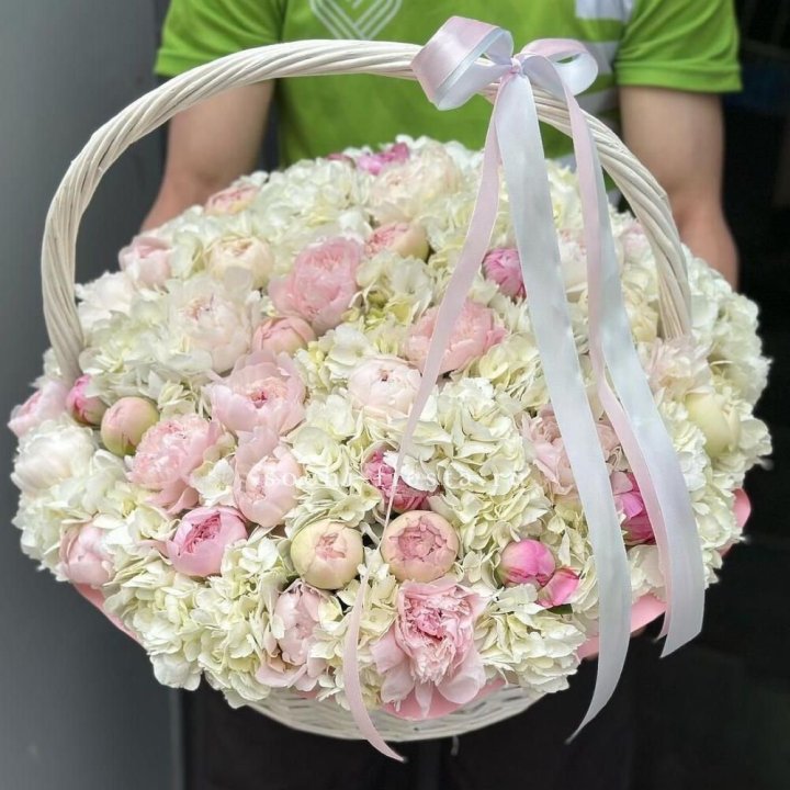 Премиум корзина гортензий и пионов в Оренбурге