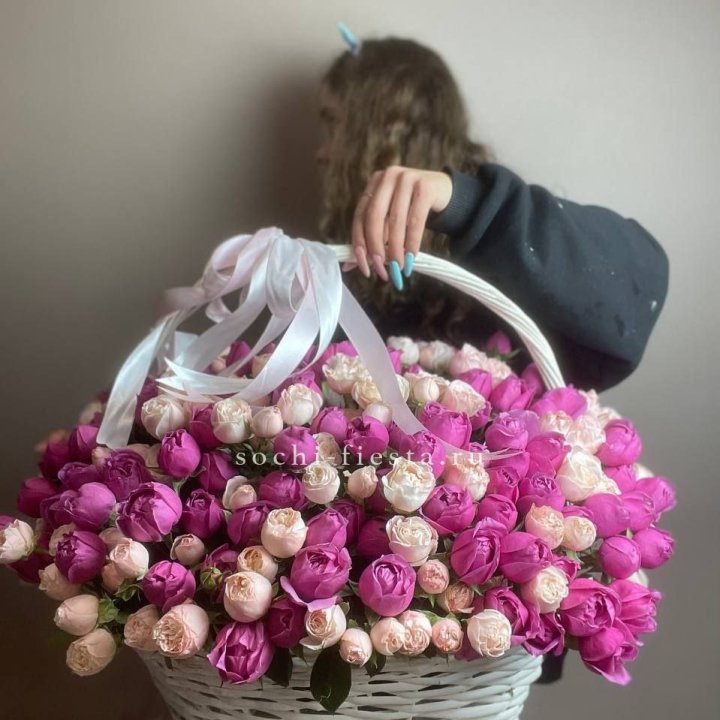 Премиум корзина пионовидных кустовых роз в Оренбурге