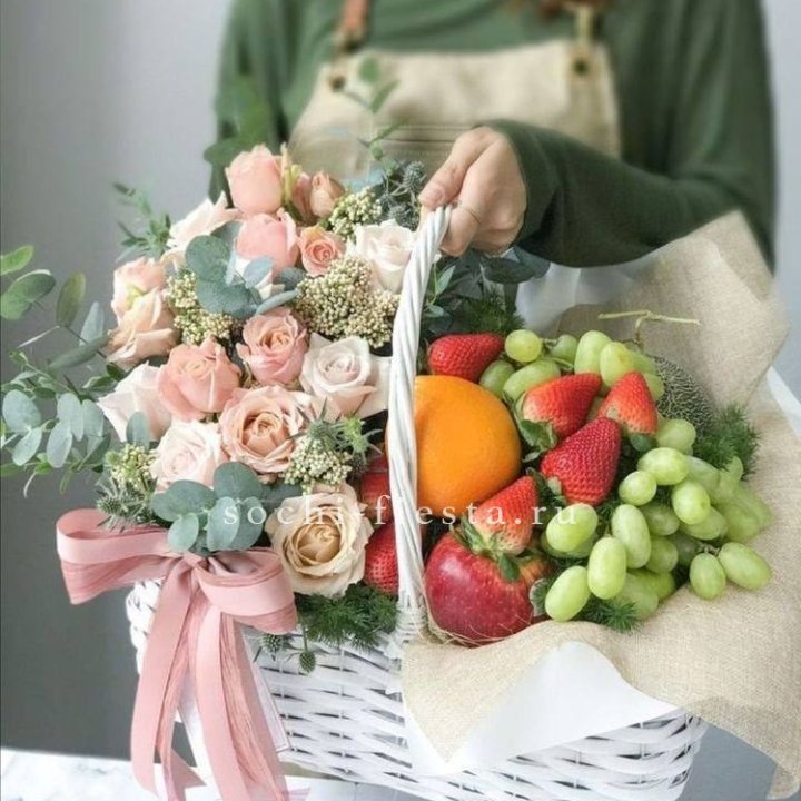 Фруктовая корзина c цветами в Оренбурге