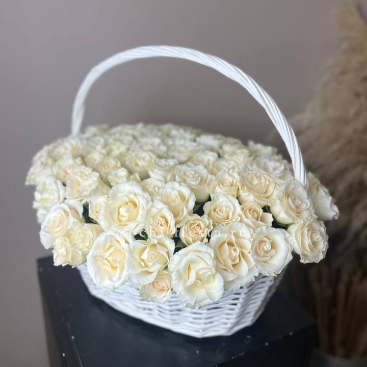 101 белая роза в корзине в Оренбурге
