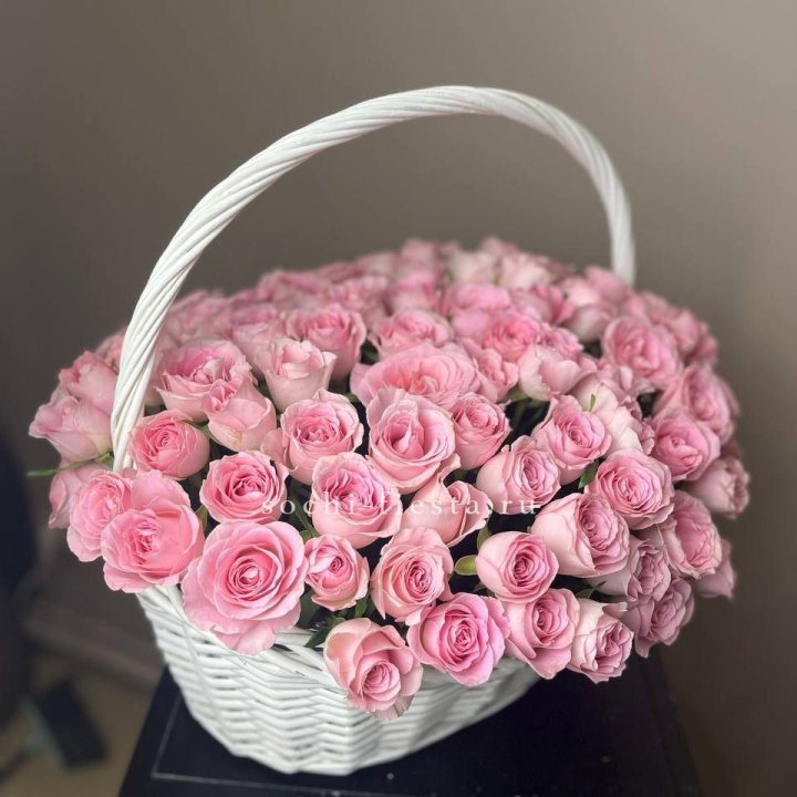 101 розовая роза в корзине в Оренбурге