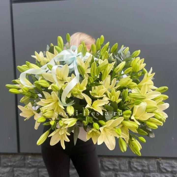 Лилии в корзине в Оренбурге
