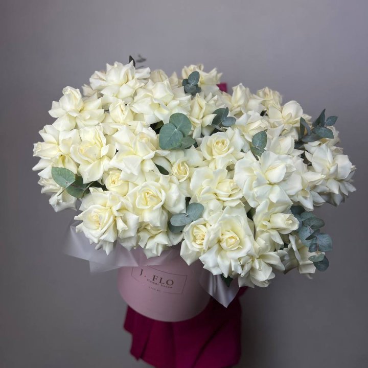 37 белых роз в боксе в Оренбурге