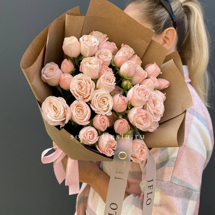 Кустовые розы Бомбастик в крафте в Оренбурге