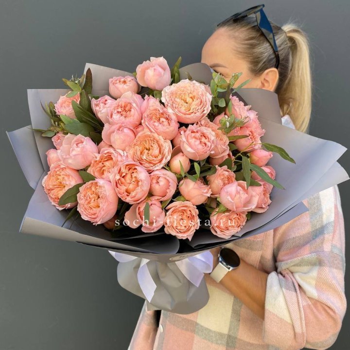 Букет с пионовидными розами "Пивайн" в Оренбурге