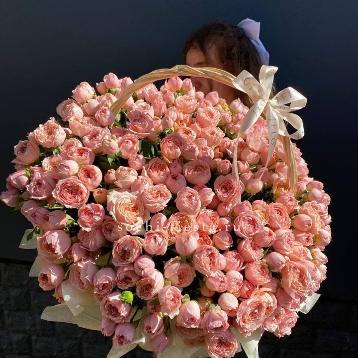 Корзина из пионовидных роз в Оренбурге